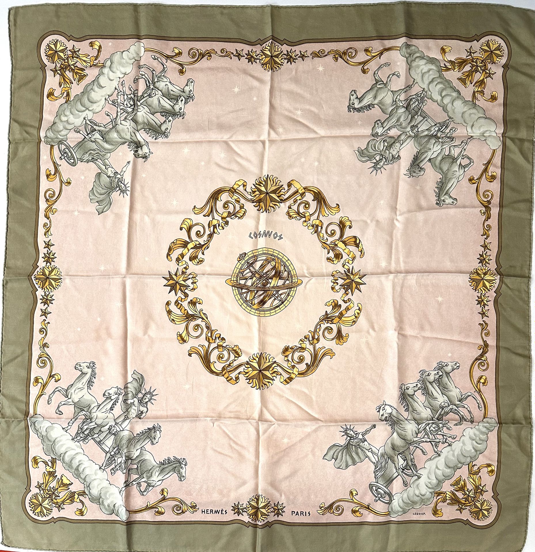 Null 巴黎HERMES，"Cosmos "丝绸方巾，淡粉色底，卡其色边，多色马图案。由菲利普-勒杜设计。88 x 90 厘米。