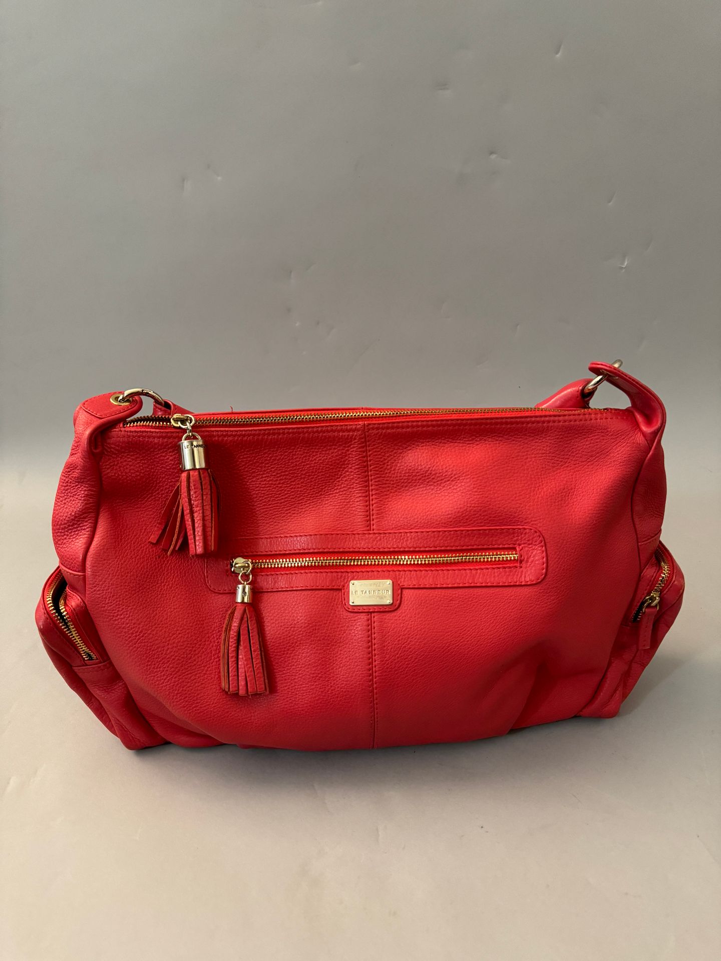 Null LE TANNEUR，红色粒面皮手提包，编织皮手柄。尺寸：38 x 24 x 10 厘米。完好无损。