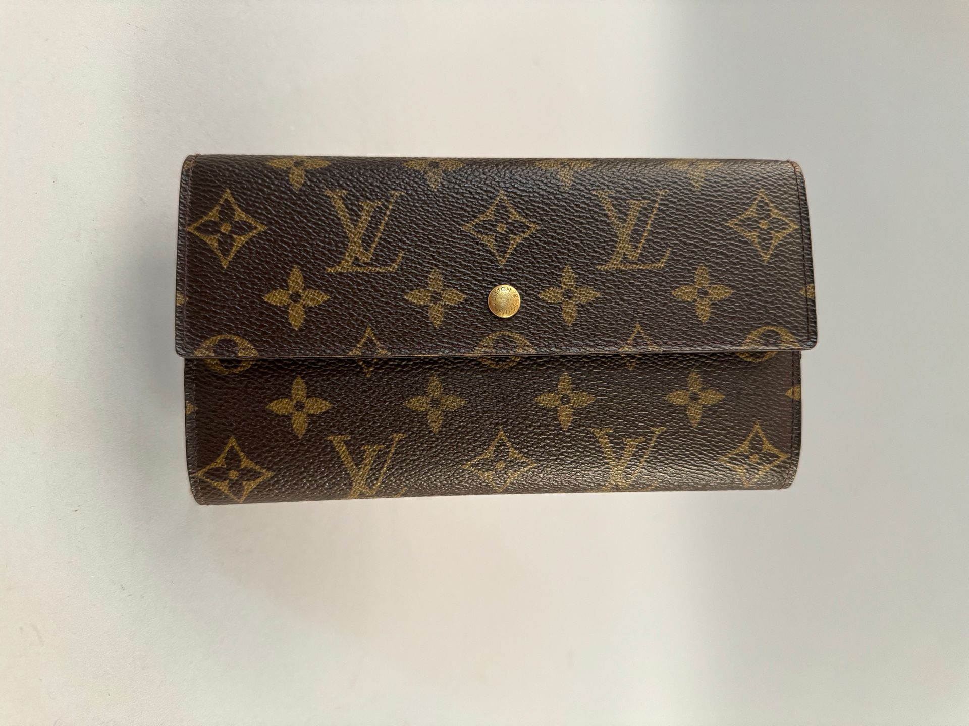 Null 路易威登，"Compagnon "钱包，带字母图案的涂层帆布，棕色皮革衬里，内含卡套、钱包和笔圈。长度：19 厘米。高度：11 厘米。深度：1.5 厘&hellip;