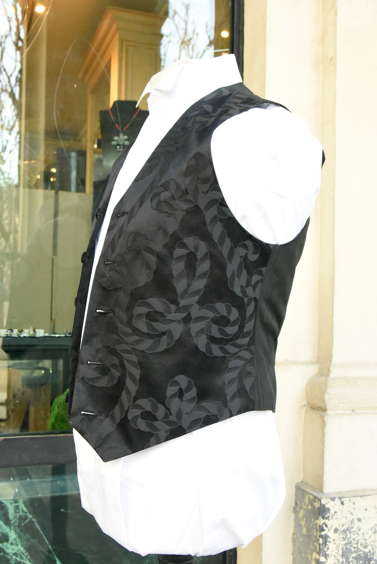 Null GILET RICHELIEU, en damas de soie noire mat sur noir brillant à décor de co&hellip;