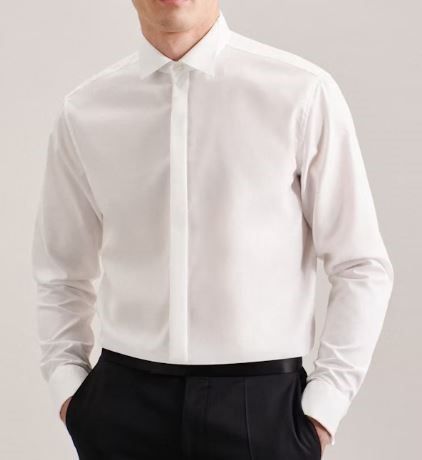 Null 一套 7 件白色棉衬衫，直筒剪裁，无领。全新，从未穿过。六件衬衫尺寸为 41 号，一件衬衫尺寸为 42 号。