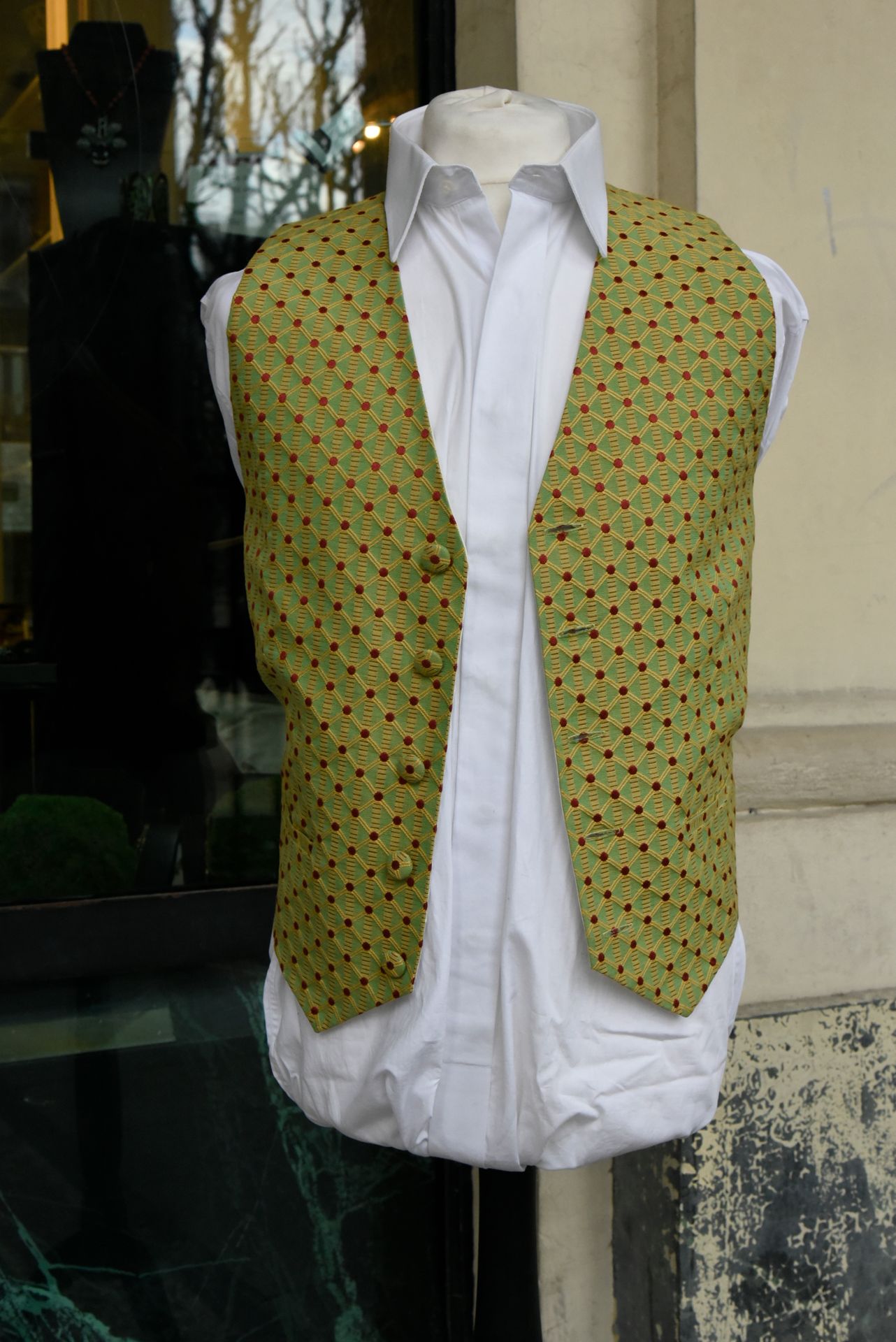 Null GILET DIRECTOIRE, en coton à décor de croissillons jaunes claires sur un fo&hellip;