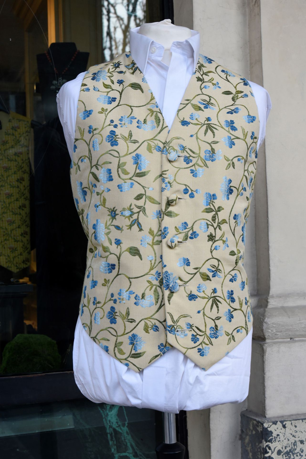 Null CHOISEUL GILET, in lampas decorated with blue flowers on a beige background&hellip;