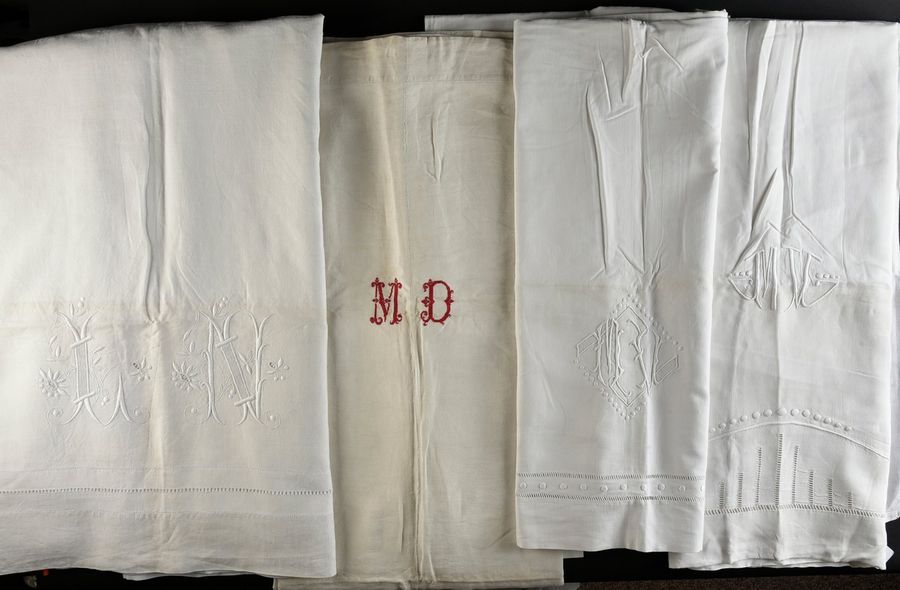 Null Quatre draps de dessus brodés, début du XXe siècle.
Trois draps en lin et m&hellip;