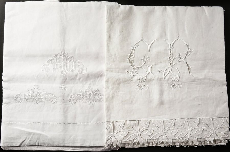 Null Deux draps brodés, fin du XIXe début du XXe siècle.
Un en fil à rabat en br&hellip;