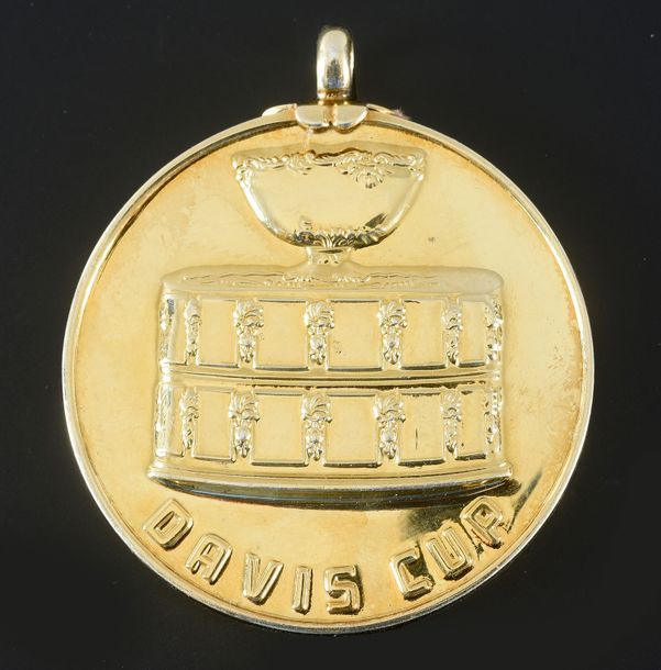 Null Médaille d'or de vainqueur de la Coupe Davis 1996 attribuée à Arnaud Boetsc&hellip;