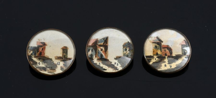 Null 3 boutons, collage de papier et peinture sous verre, début du XIXe siècle.