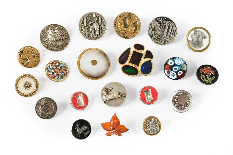 Null Ensemble de 20 boutons de collection, matières et époques diverses.
