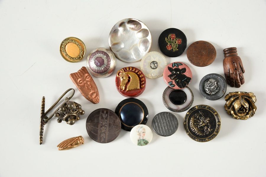 Null Ensemble de 20 boutons de collection, matières et époques diverses.