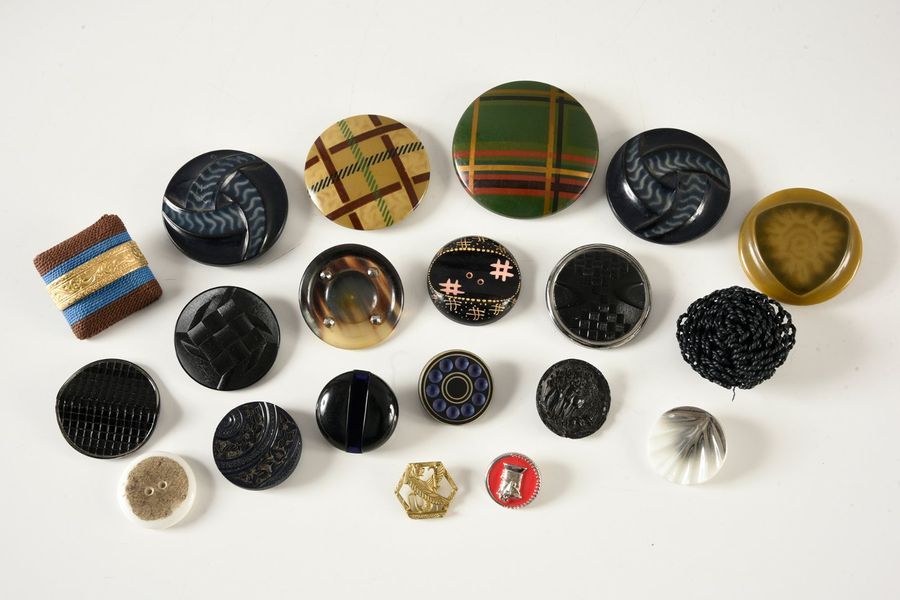 Null Ensemble de 20 boutons de collection, matières et époques diverses.