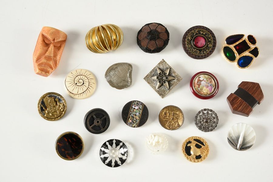 Null Ensemble de 20 boutons de collection, matières et époques diverses.