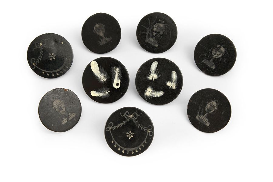 ALBERT PARENT 9 boutons en papier mâché, fin du XIXe siècle. On y joint 4 divers&hellip;