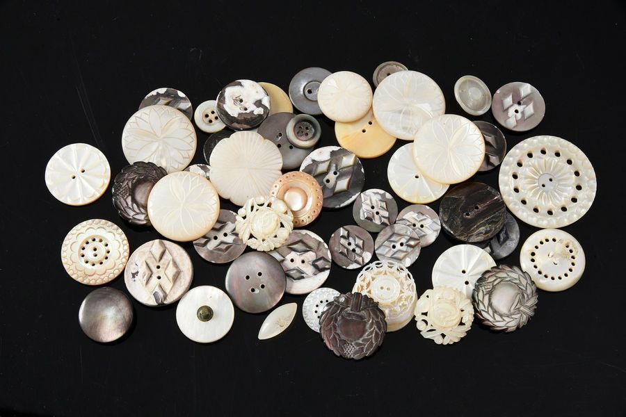 Null Joli lot de boutons en nacre gravée, production de Méru, fin du XIXe siècle&hellip;