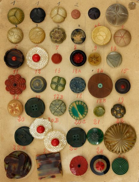 Henri HAMM (1871-1961) Exceptionnel ensemble de 40 boutons, matières diverses gr&hellip;