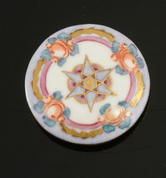 Null Bouton en porcelaine peinte à décor de fleurs, fin du XVIIIe siècle.