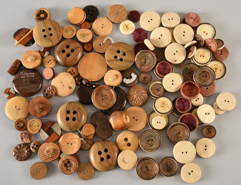 Null Bel ensemble de boutons en bois, années 50.