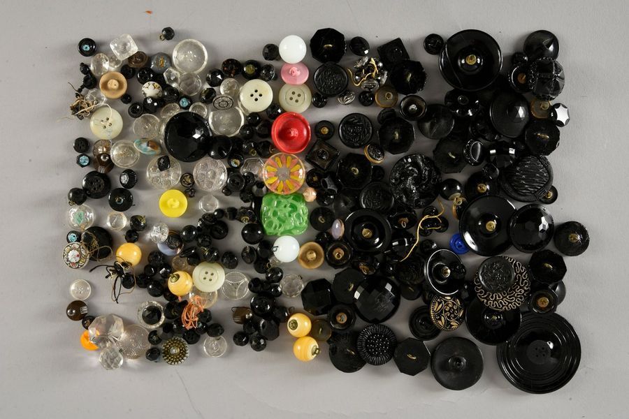 Null Ensemble de boutons en verre noir et couleurs début XXe siècle.