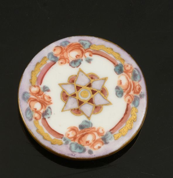 Null Bouton en porcelaine peinte à décor de fleurs, fin du XVIIIe siècle.