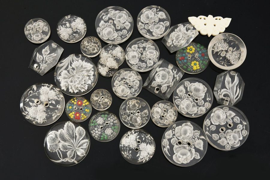 Null Lot de boutons divers, éléments en galalithe gravé, bouton iranien peint, é&hellip;
