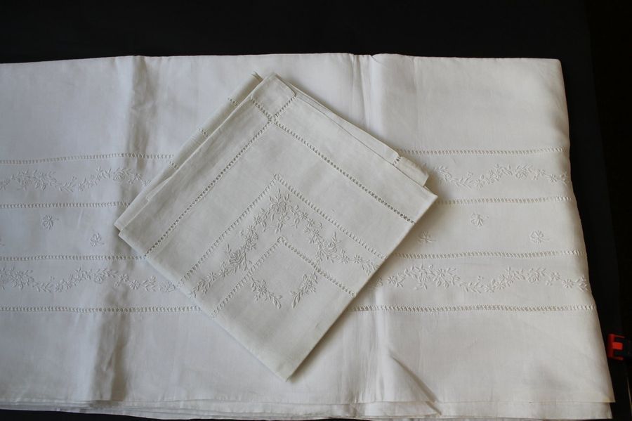 Null Parure de lit brodée, drap et deux taies, fin du XIXe siècle.
Drap à rabat &hellip;