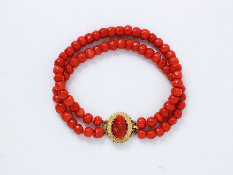 Null Bracelet articulé composé de 2 rangs de perles de corail facetté agrémenté &hellip;