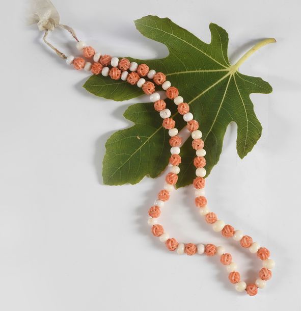 Null Colllier composé de perles de corail gravé alterné de perles de corail blan&hellip;