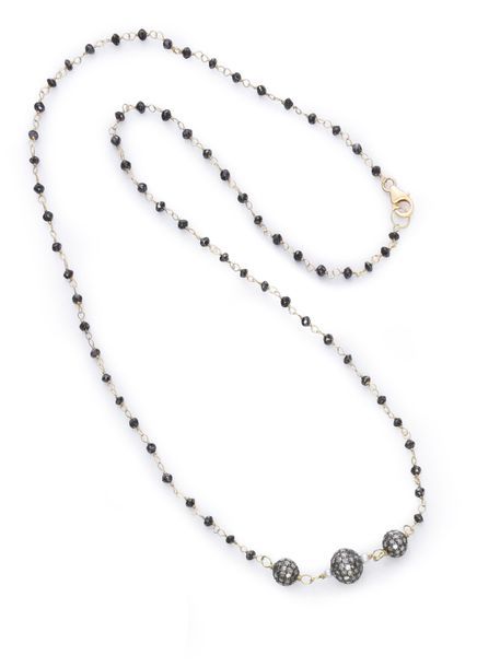 Null Délicat collier en or jaune 750e, la chaine de perles facettées de diamants&hellip;