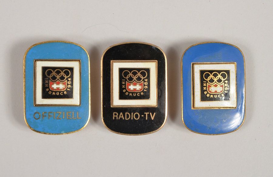 Null Set of 3 badges, Official, Visitor and Radio-TV.
Gold plated, enamelled. Di&hellip;