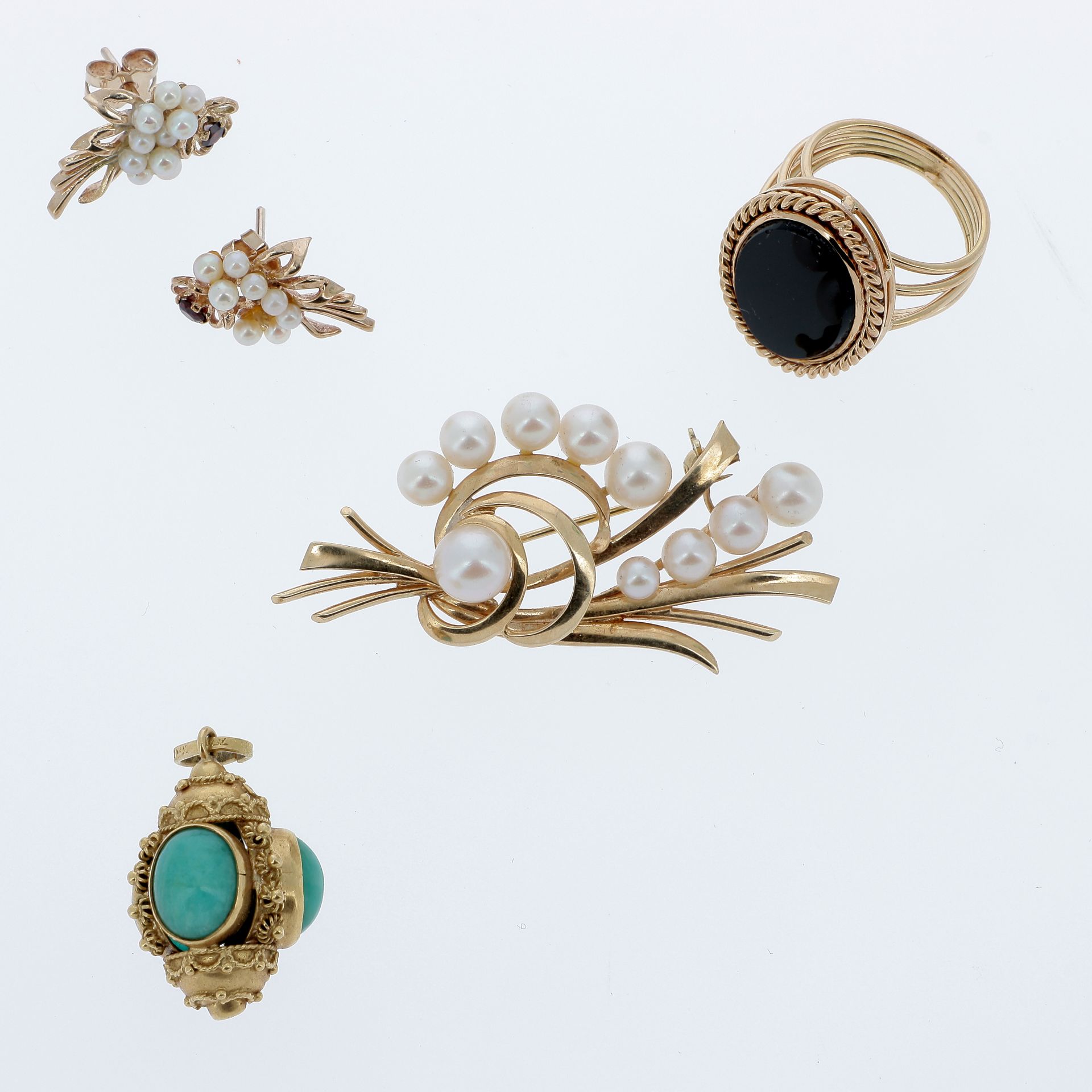 Null YELLOW GOLD LOT INCLUDING : 

- a half set (brooch and earrings) of culture&hellip;