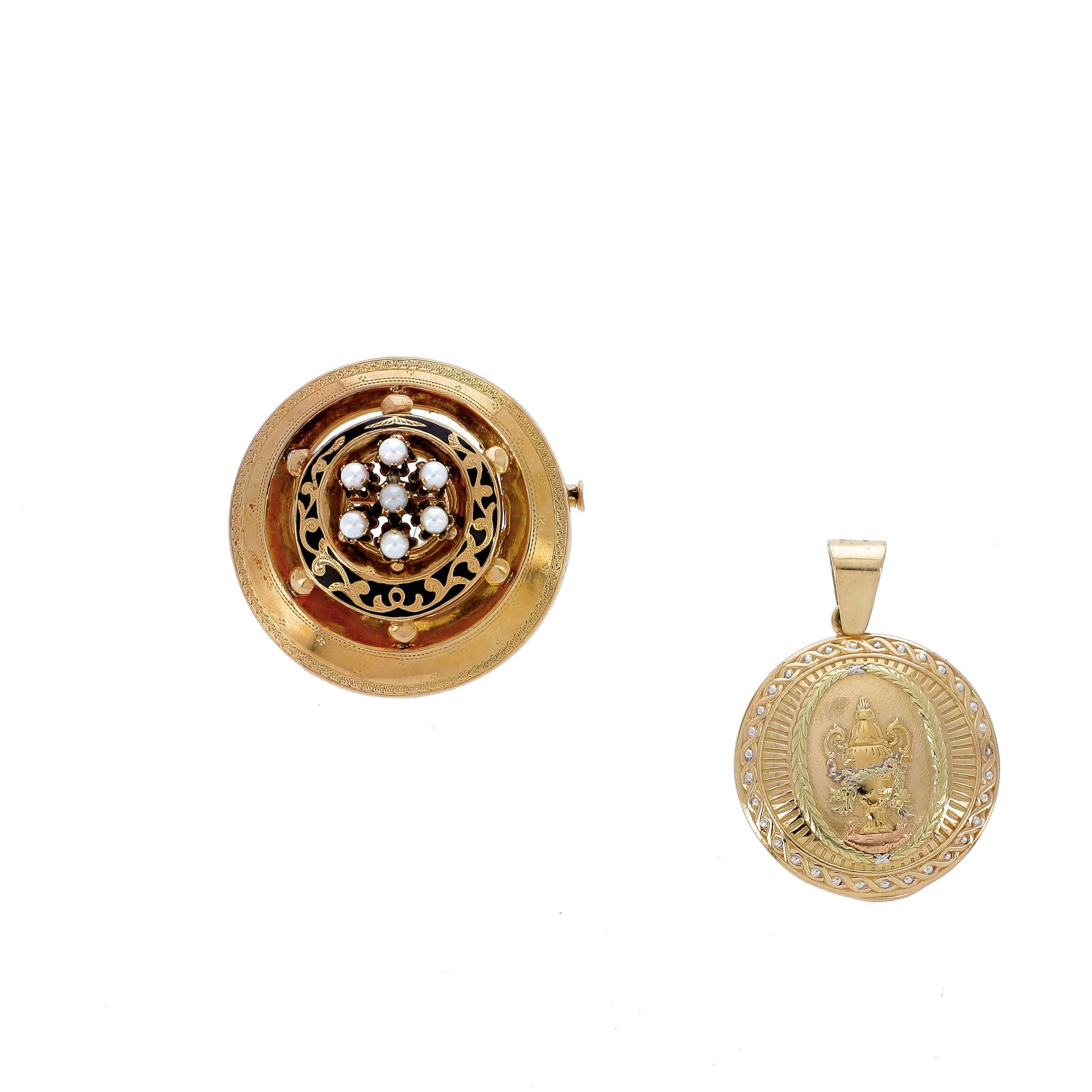 Null 莲花

黃金胸針，鑲有七顆小養殖珍珠。

附有一个雕刻有奖杯的双色金质奖章，并在背面刻有字母。

总重量：13.4克（18K - 750）。

一枚十&hellip;