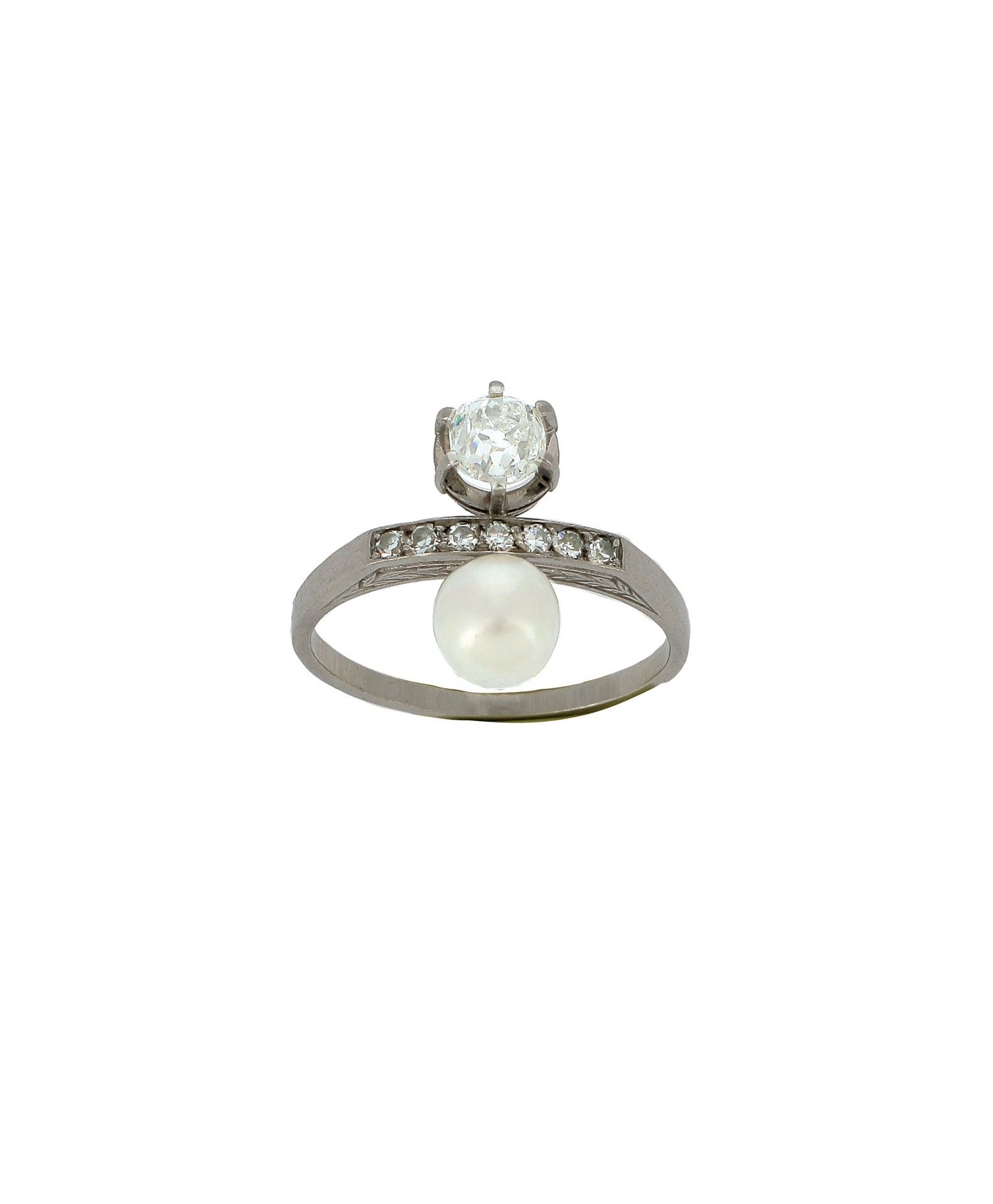 Null YOU ME RING

in platinum, set with a pearl (untested) and an old cut diamon&hellip;