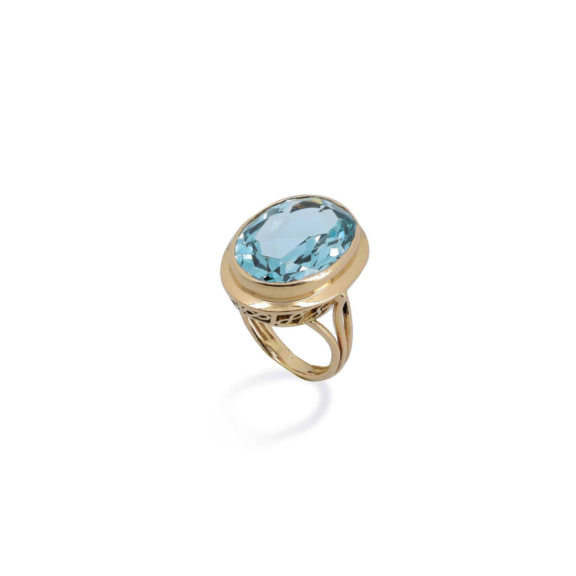 Null RING

Openwork yellow gold ring set with a large oval aquamarine.

An aquam&hellip;
