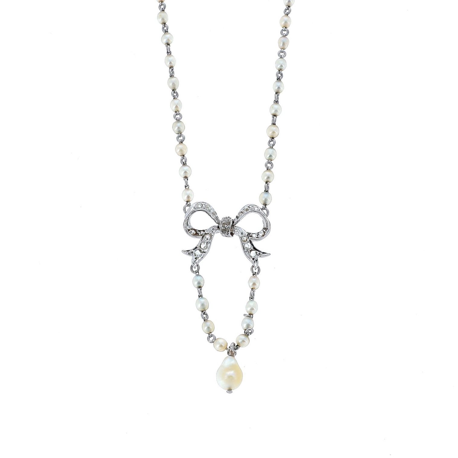 Null 亵服项链

白金链，用小颗珍珠点缀，用钻石结在领口处固定一颗水滴珍珠。 

19世纪晚期。

一条珍珠、钻石和18K金项链。19世纪末。



RC &hellip;