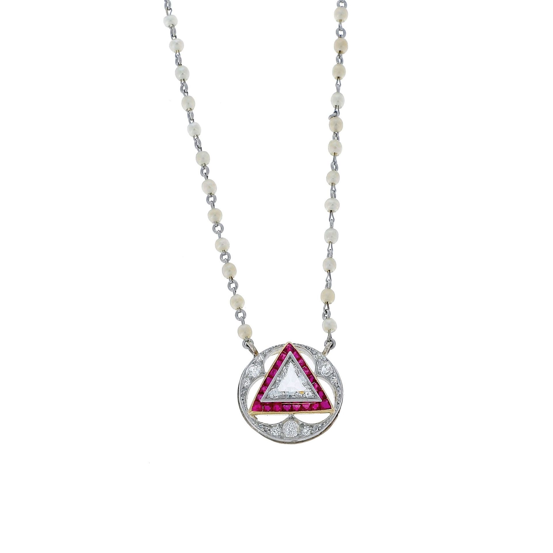 Null 链条

铂金和优质珍珠，手持镂空四叶草吊坠，在校准的红宝石周围镶嵌一颗三角形的钻石。

约1920年。

一个钻石，红宝石，18K金和铂金吊坠及其珍珠&hellip;