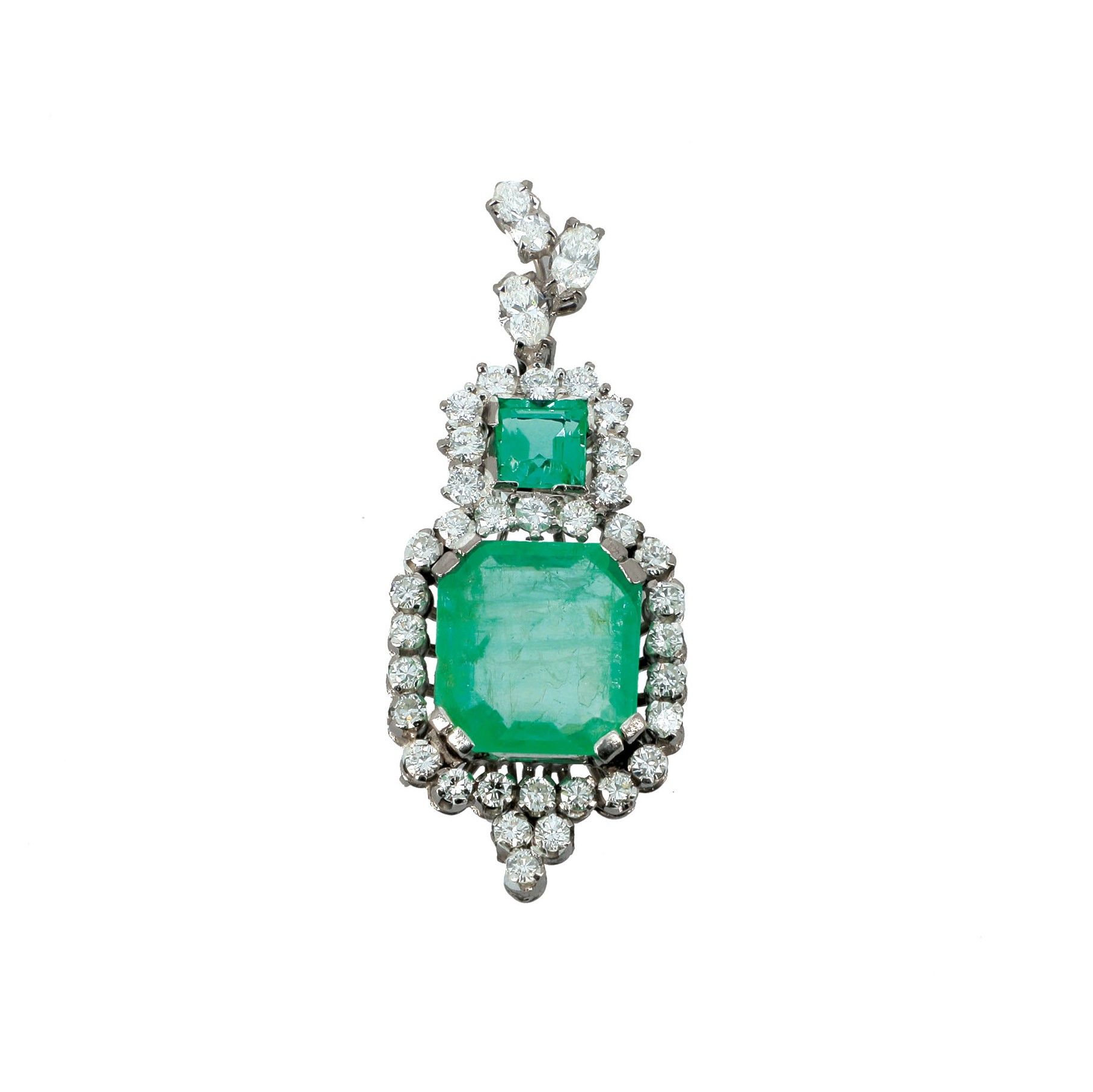 Null PENDANT

A white gold pendant with two emeralds surrounded by diamonds, hel&hellip;