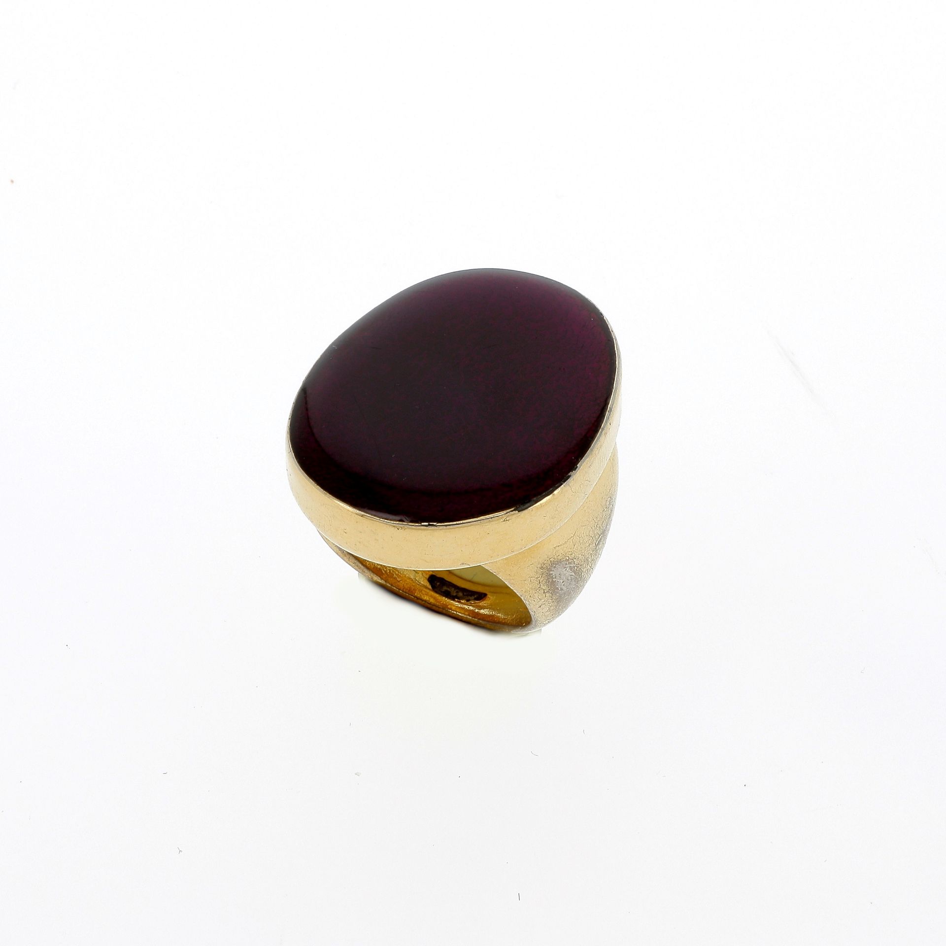 Null KENNETH LANE

IMPORTANT GOLDEN METAL RING, set with a red stone.

Signed.

&hellip;