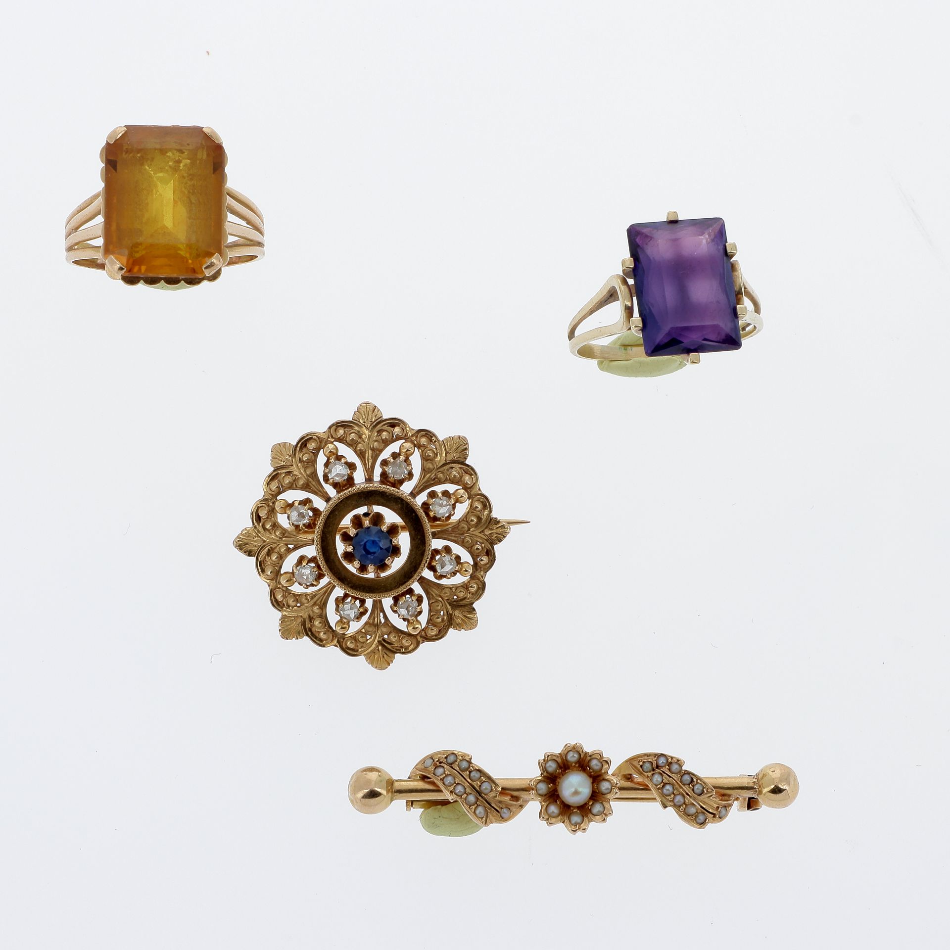 Null 黃金地段包括 :

一个发夹胸针和小珍珠，一个蓝宝石和钻石花环胸针，两个镶有黄水晶和紫罗兰石的戒指。

总重量：20.4克（18K - 750和14K&hellip;