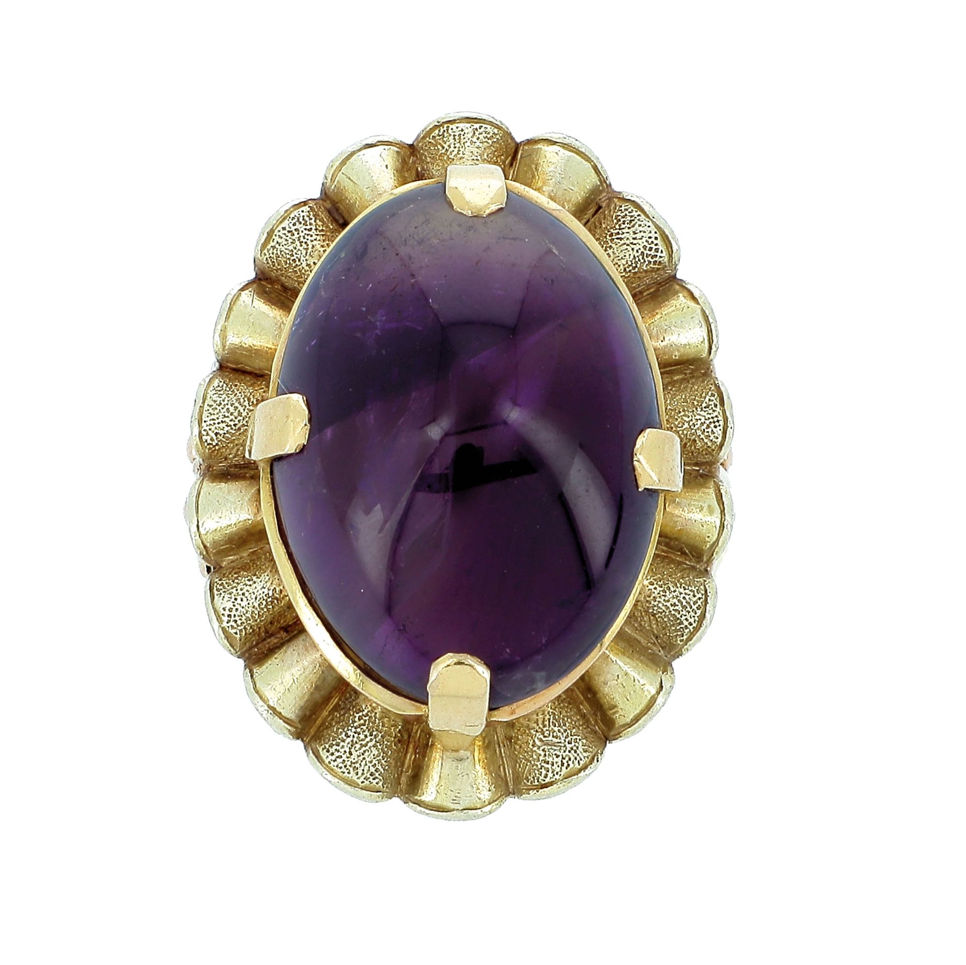 Null RING 

Yellow gold ring set with an oval amethyst cabochon in a yellow gold&hellip;
