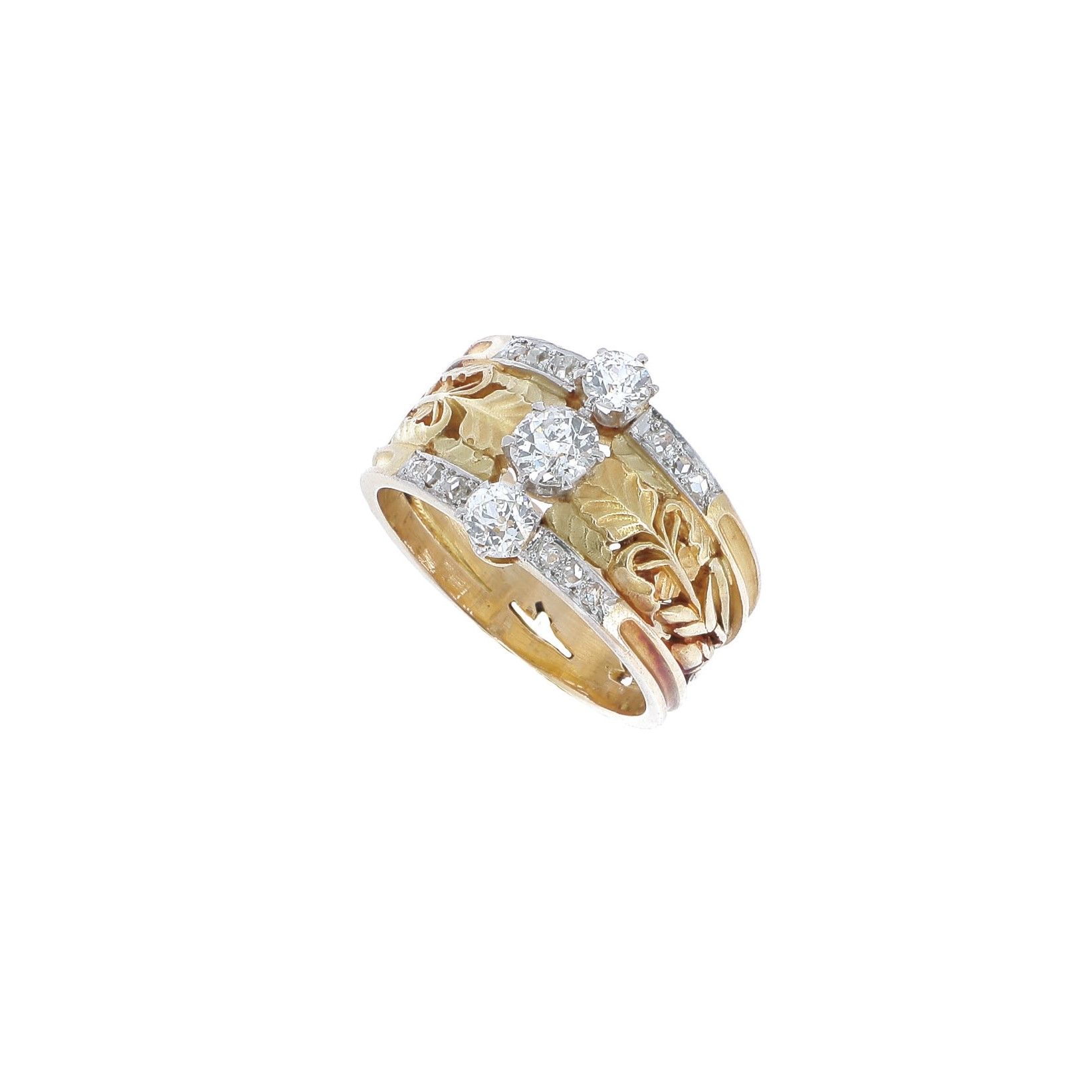 Null 美丽的新艺术风格带戒指

黃金鏤空植物裝飾，中心有一排三顆老式切割鑽石。

约1900年。

一枚新艺术派钻石和18K金戒指。约1900年。



R&hellip;