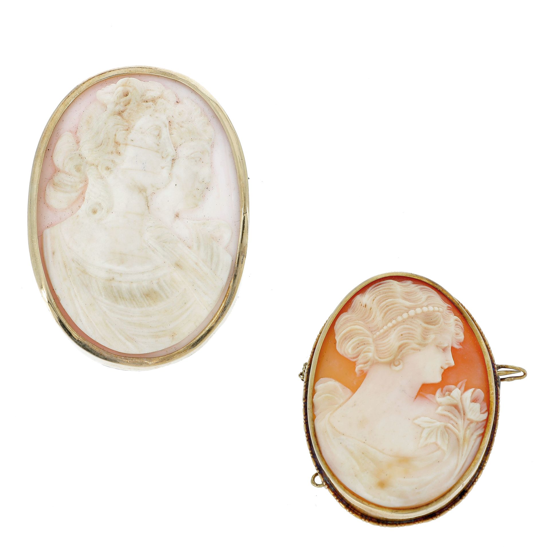 Null SET

Two cameo brooches representing female profiles on a yellow gold setti&hellip;