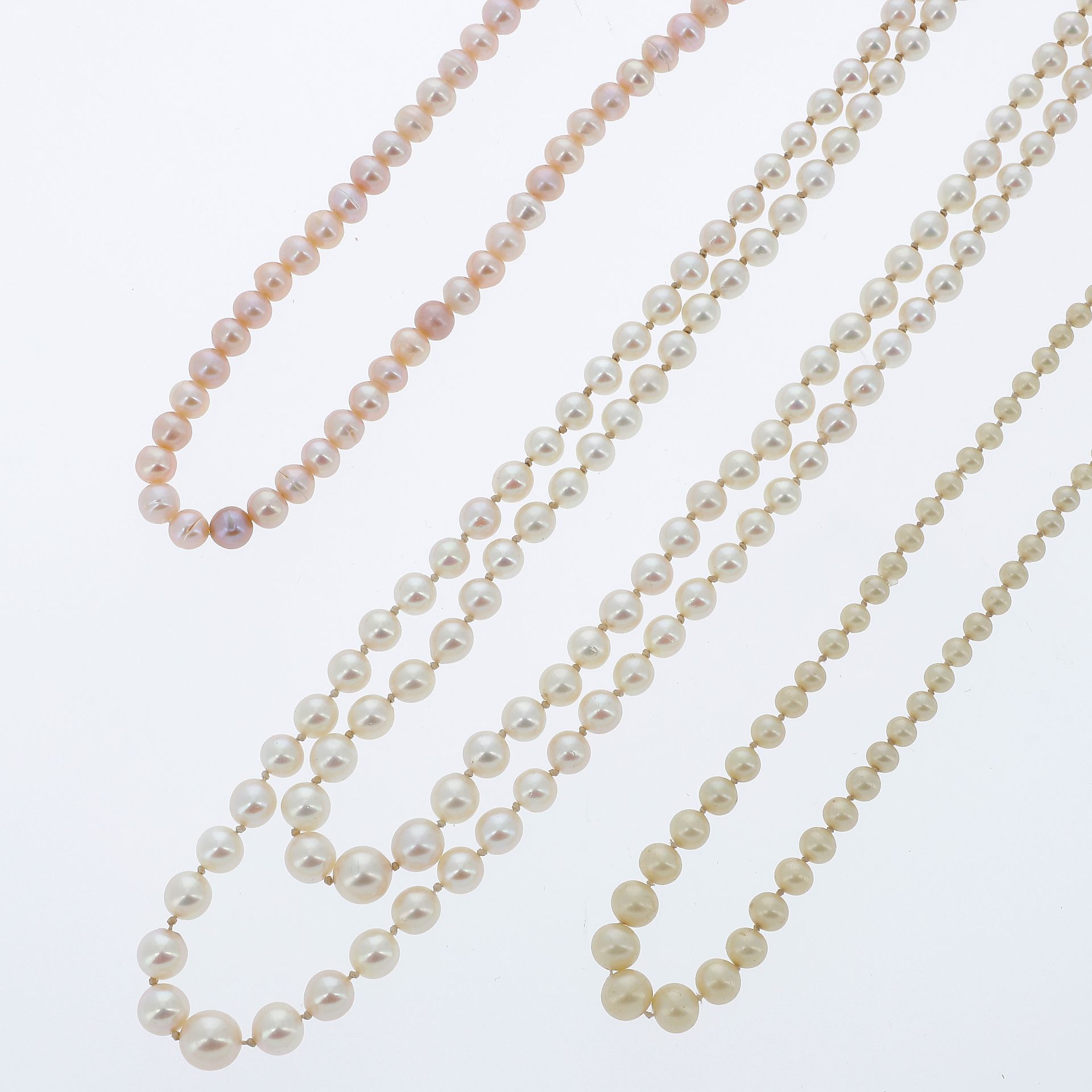 Null LOT OF THREE PEARL NECKLACES

and freshwater pearls. 

Three cultured pearl&hellip;