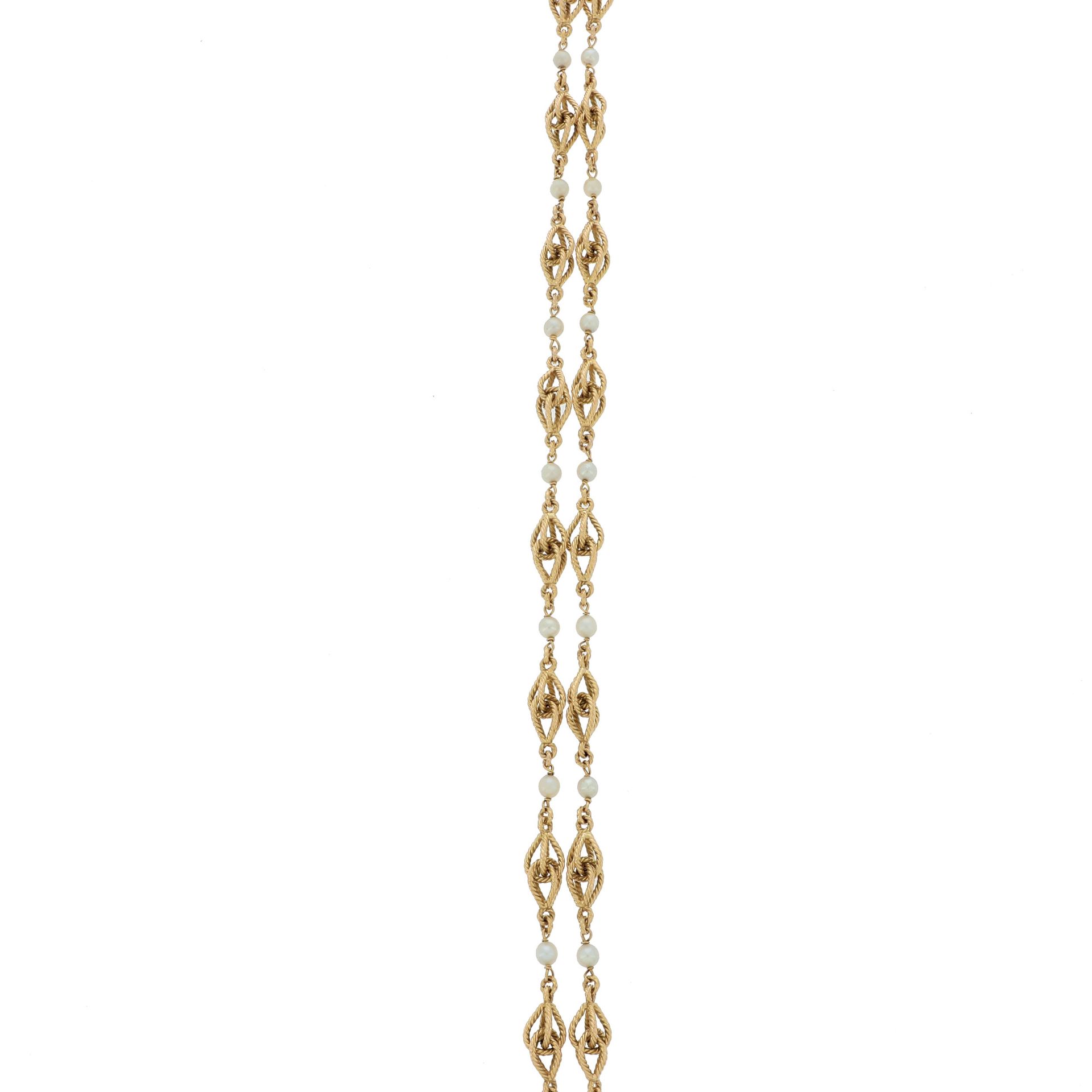 Null 项链

在黄金中，黄金绳索的链接与一颗养殖珍珠交织在一起。

约1970年。

附有一枚以养殖珍珠为中心的黄金镂空叶子胸针。

总重量：110.3克（&hellip;