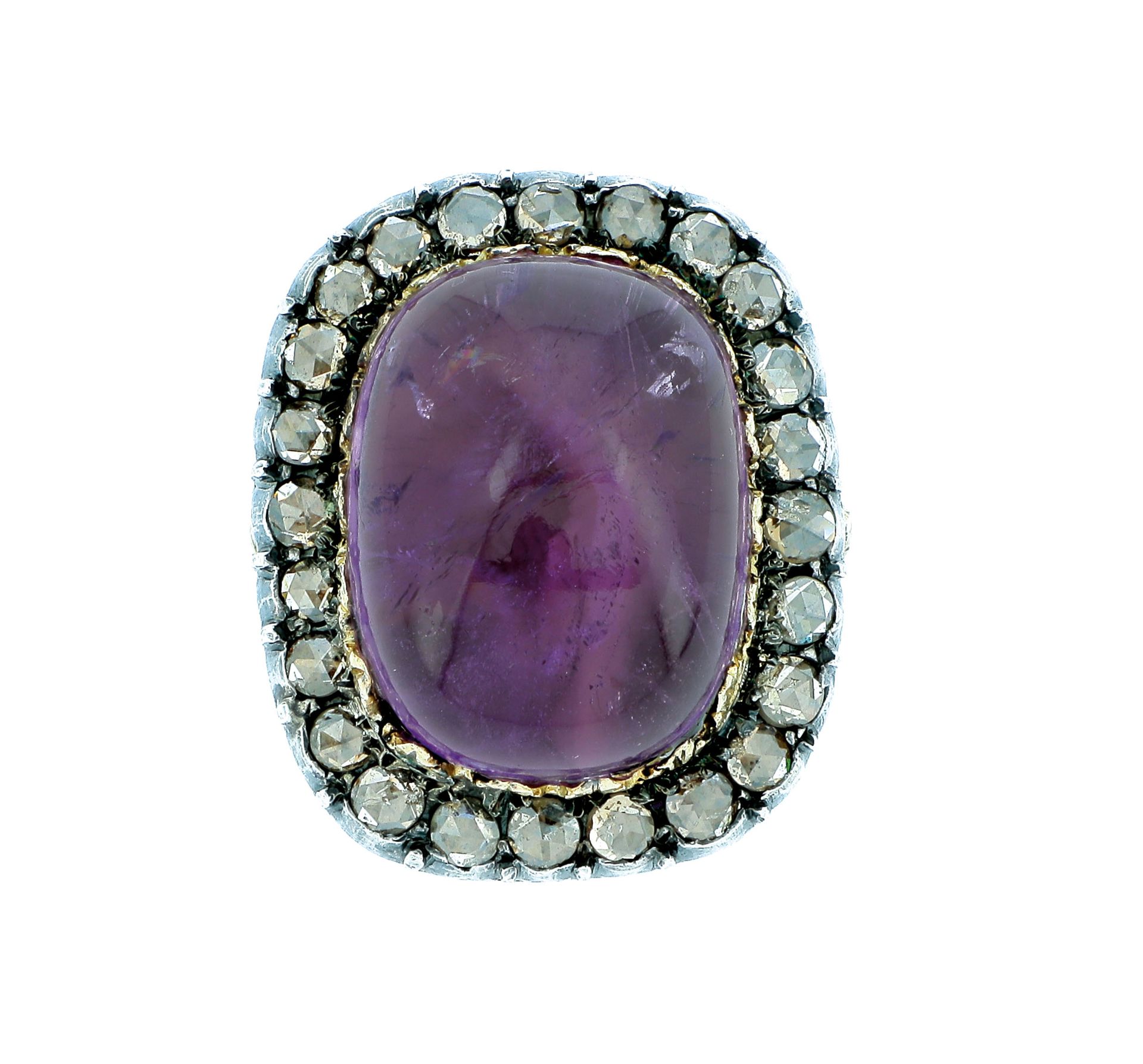 Null Mario Buccellati

重要的黄金和银戒指，以一圈钻石中的凸圆形紫水晶为中心。

签名。

由Mario Buccellati设计的钻石、&hellip;
