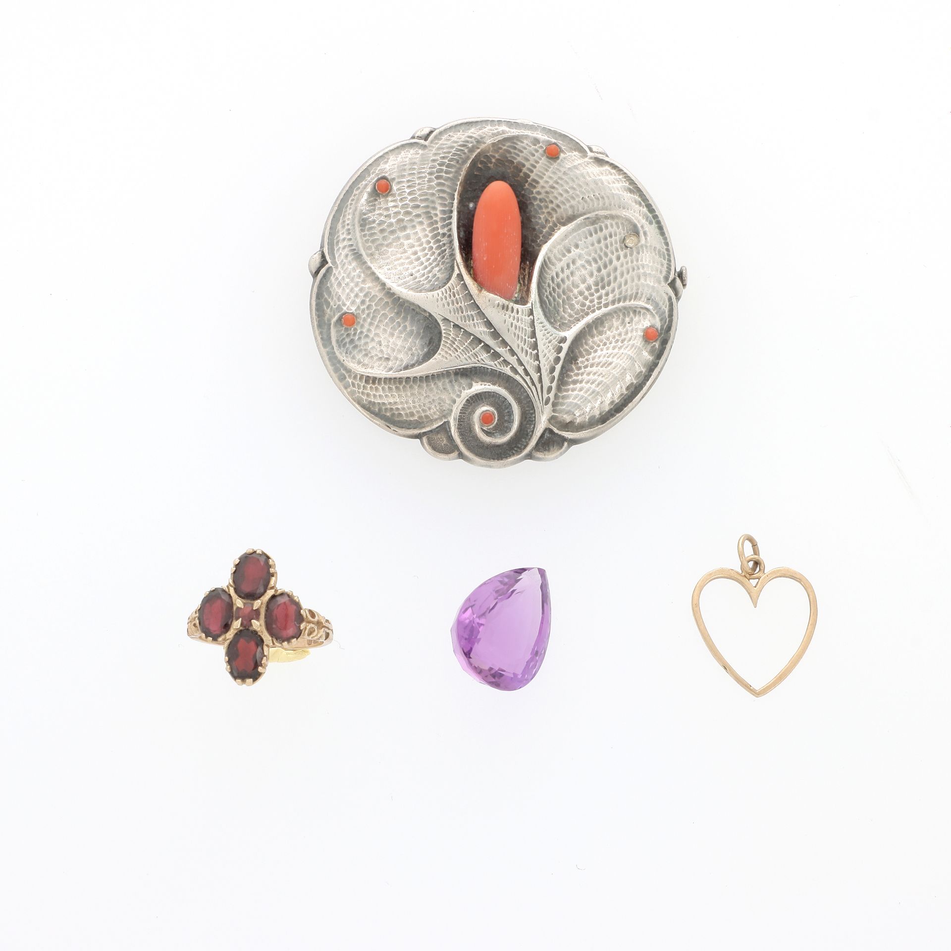 Null 地段包括 :

纸上的梨形紫水晶，一个黄金心形吊坠，一个镶有四颗石榴石的黄金戒指和一个银和珊瑚壳胸针。

黄金物品的重量：4.6克（9k - 375）&hellip;