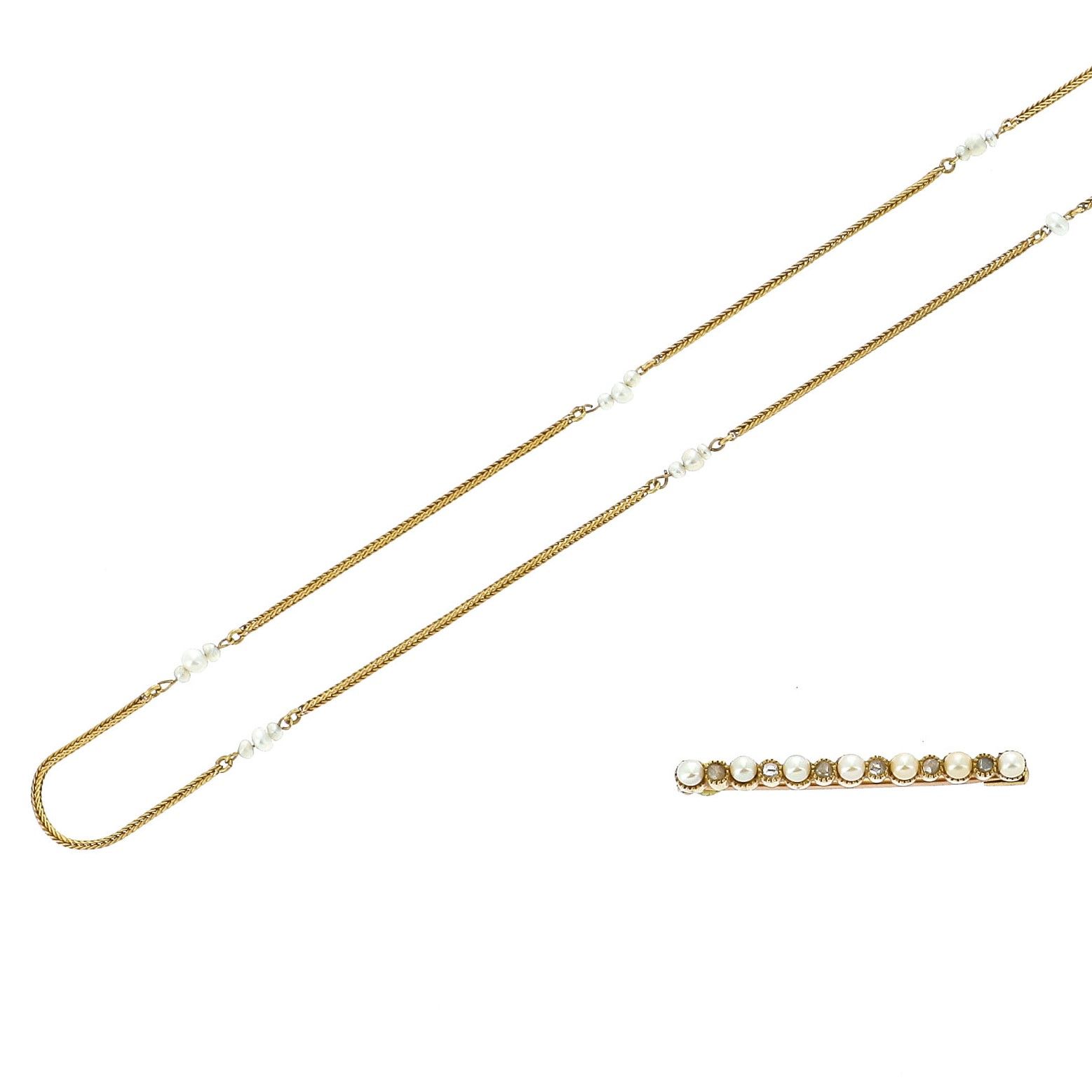 Null 黄金套装包括:

一条缀有小珍珠的细链和一个与之匹配的发夹胸针，上面交替着细珍珠和玫瑰式切割钻石。

19世纪晚期。

珍珠和18K金套装，包括一条项&hellip;