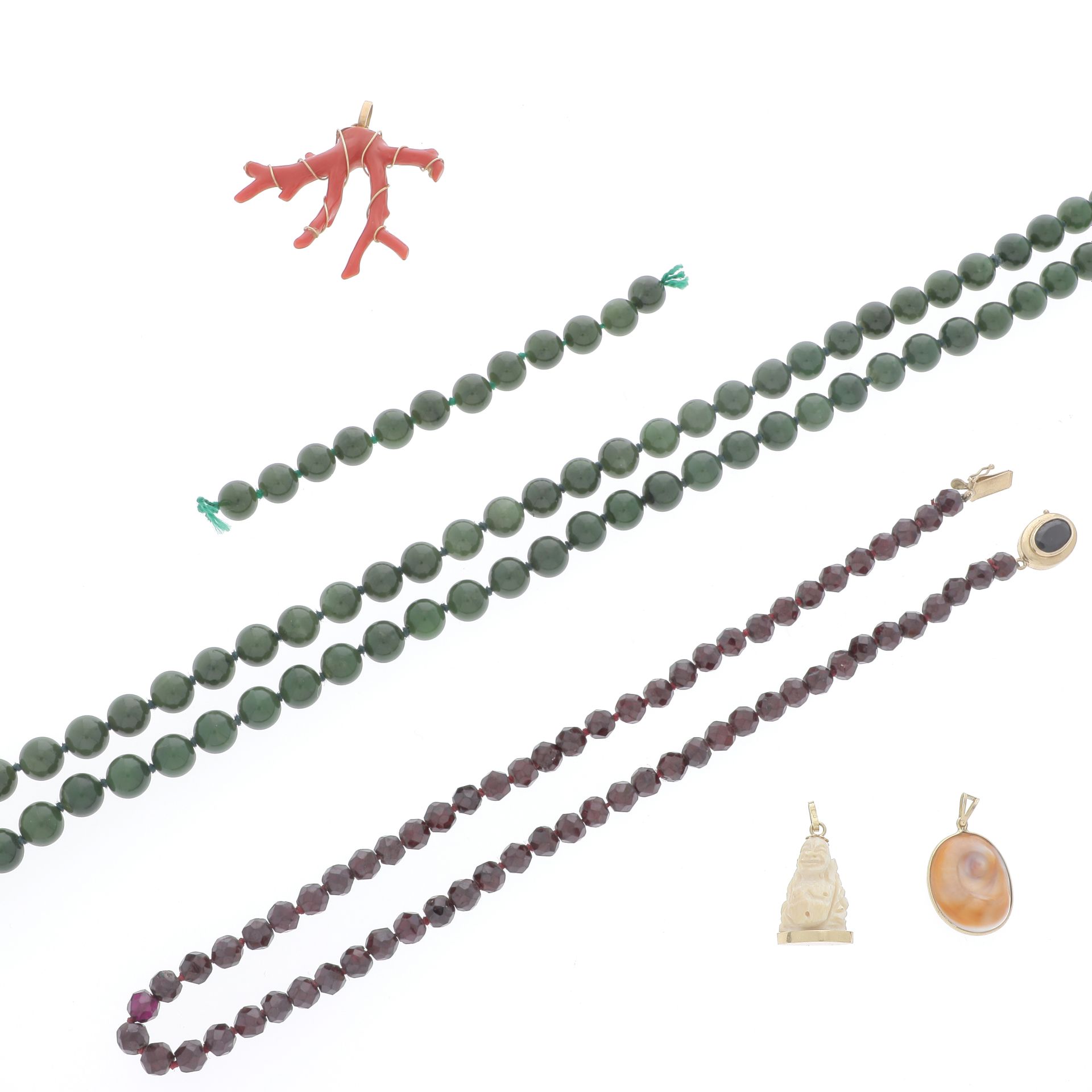 Null LOT COMPRENANT : 

un collier en perles facettées de grenat, un collier en &hellip;