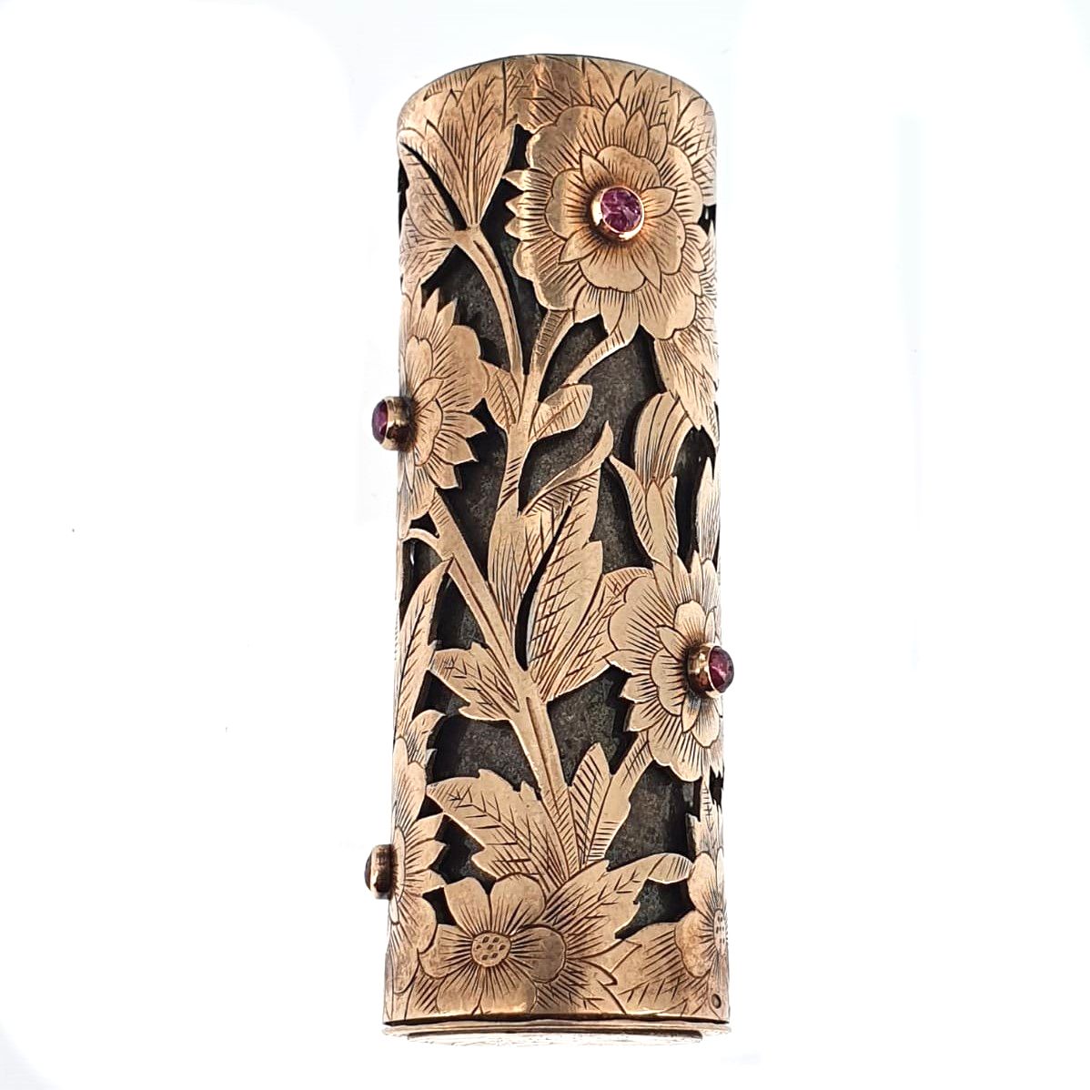 Null BOUCHERON

LIPSTICK CASE

in chased and openworked vermeil with flowers, th&hellip;