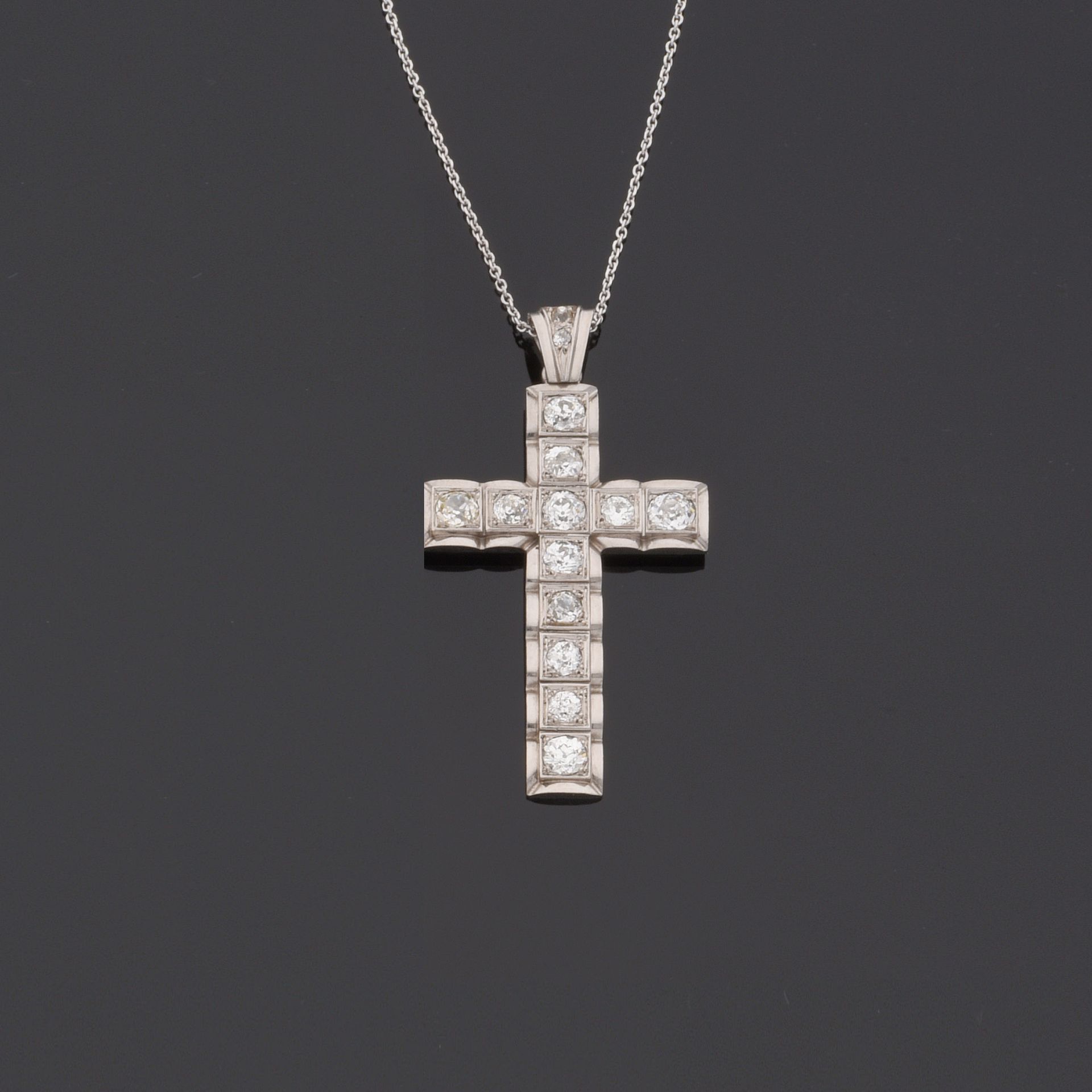 Null IMPORTANT CROSS PENDANT

in platinum, the branches slightly gadrooned set w&hellip;