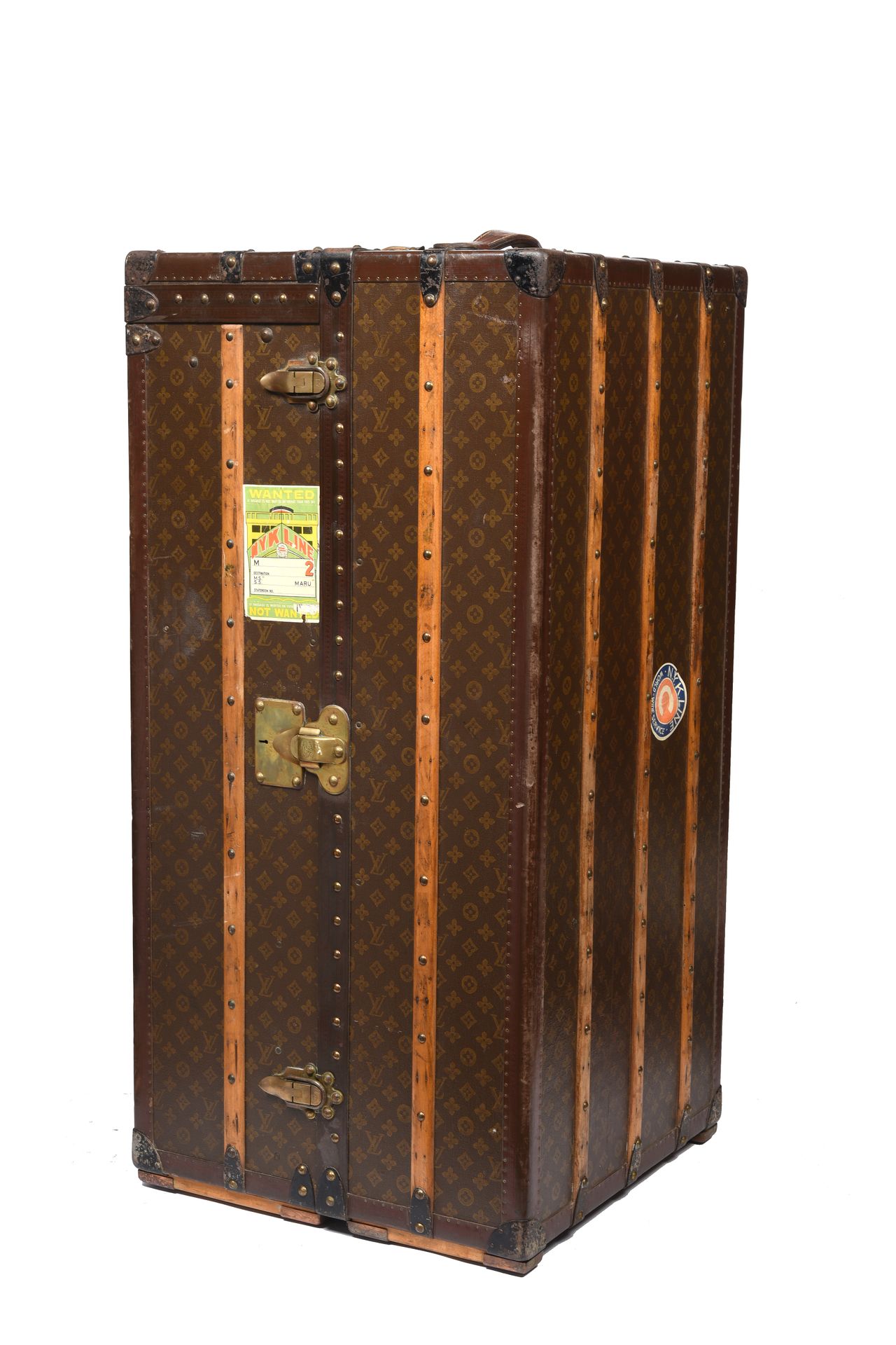 Null 路易-威登（LOUIS VUITTON

Wardrobe "行李箱，模印Monogram帆布，镀金黄铜和熏黑钢饰，菱形边缘，山毛榉木加固，天然皮革把&hellip;