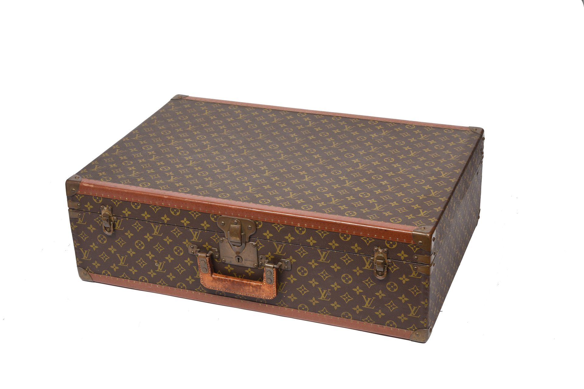 Null 路易-威登（LOUIS VUITTON

Bisten "旅行箱，Monogram帆布，镀金黄铜装饰，天然皮革手柄，内部有两条带子。

尺寸：70 x&hellip;